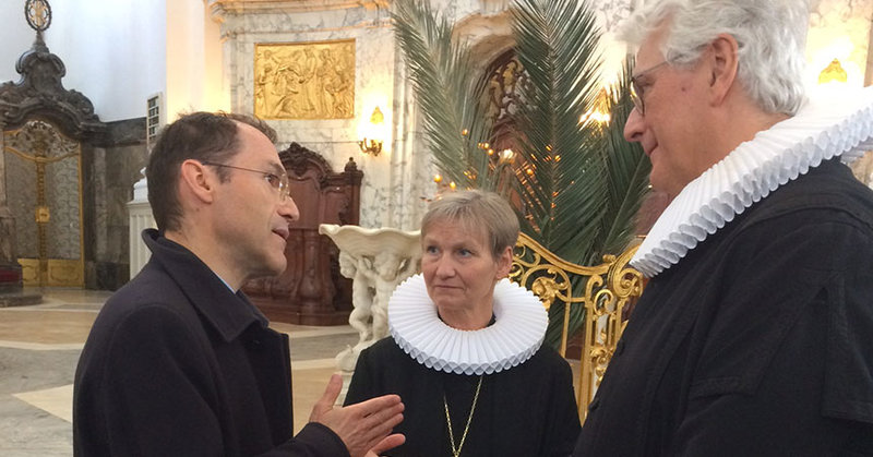 Der Französische Generalkonsul Laurent Toulouse, Bischöfin Kirsten Fehrs und Hauptpastor Alexander Röder bei der Andacht im Michel