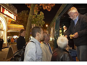 Obdachlose vor dem Mitternachtsbus
