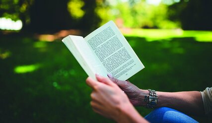 Hände mit aufgeschlagenem Buch - Copyright: Pexels Pixabay book