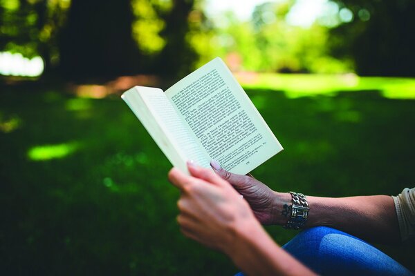 Hände mit aufgeschlagenem Buch - Copyright: Pexels Pixabay book