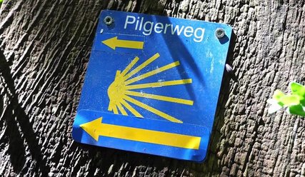 Pilgerwegweiser - Copyright: © Hagen Grützmacher