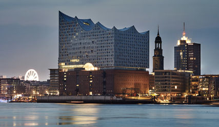 Friedliche Koexistenz – oder muss der Michel um seinen Rand als Wahrzeichen bangen? - Copyright: Maxim Schulz/Elbphilharmonie