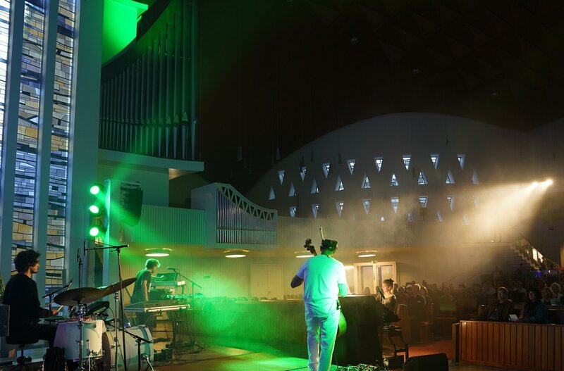 Das Bild zeigt ein Konzert mit Lichinstallationen in der Hauptkirche St. Nikolai