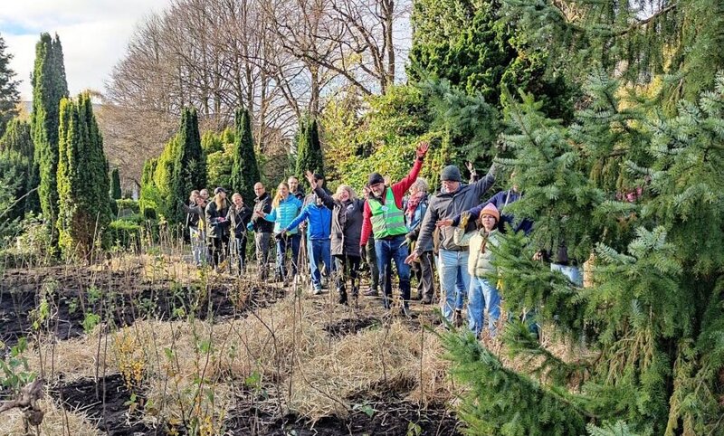 Menschen auf einem Friedhof