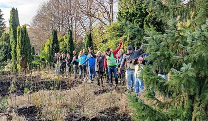 Menschen auf einem Friedhof - Copyright: Petra Nickisch-Kohnke, Öffentlichkeitsarbeit Citizens Forests e.V.