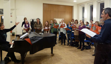 Dieser Luther groovt: Der Niendorfer Gospelchor Rejoyce beim Proben-Endspurt für das Luther-Oratorium - Copyright: Sabine Henning/kirche-hamburg.de