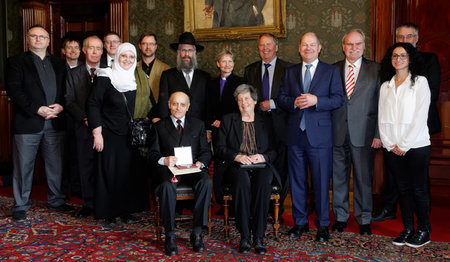 Der Geehrte mit Bürgermeister Olaf Scholz, Vertretern des Interreligiösen Forums und der Akademie der Weltreligionen