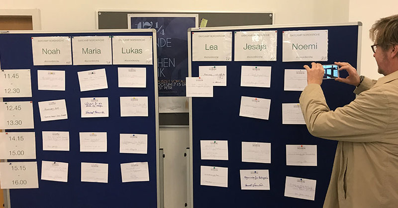 Fotografieren und dann über Facebook oder Twitter teilen - das gehört zum Barcamp dazu