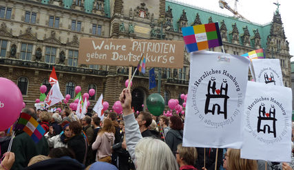 'Wahre Patrioten geben Deutschkurse': Das Lieblingstransparent vieler Kundgebungsteilnehmer - Copyright: Sabine Henning/kirche-hamburg.de