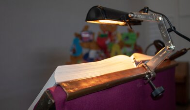 Lesepult der Dankeskirche mit Bibel und Licht - Copyright: Markus- Kirchengemeinde