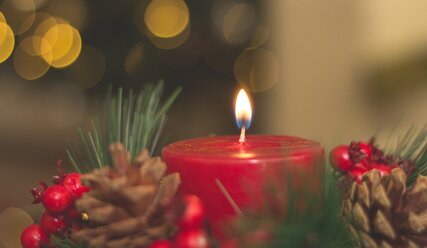 Eine brennende Adventskerze in Nahaufnahme - Copyright: Pexels / Nubia Navarro (nubikini)