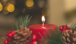 Eine brennende Adventskerze in Nahaufnahme - Copyright: Pexels / Nubia Navarro (nubikini)