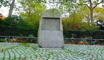 Der Gedenkstein am Altonaer Bahnhof - Copyright: Sabine Henning/kirche-hamburg.de