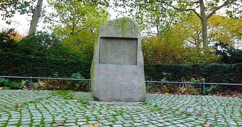 Der Gedenkstein am Altonaer Bahnhof