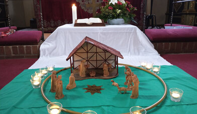 Krippe auf grünem Tuch mit Teelichtern vorm Altar der Schloßkirche - Copyright: ©Elisabeth Fischer-Waubke