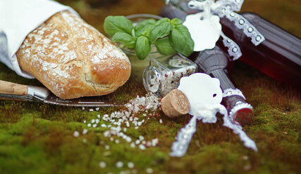 Brot, Salz, Messer, Bailikum und Getränk auf einem mit Moos bewachsenen Stein - Copyright: Sandra Hirschke / fundus-medien.de