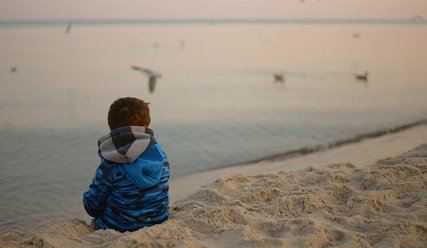 Kleines Kind blickt auf ein Meer, Vögel - Copyright: debowscyfoto-Pixabay