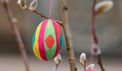 Osterzweig mit Ostereiern in St. Katharinen - Copyright: Catrin-Anja Eichinger