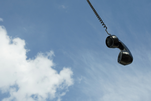 Glaubensfragen - Copyright: Adobe_Stock_324453737 Himmel, aus dem ein Hörer pendelt - Copyright: Adobe_Stock_324453737