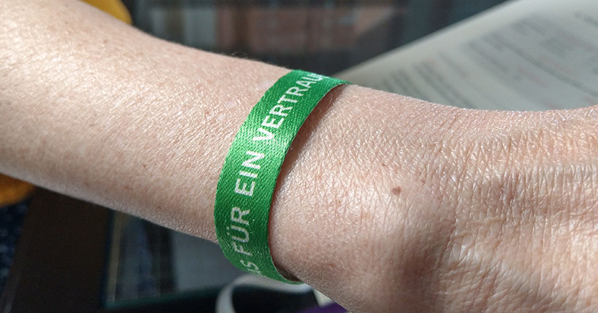 Das Armband mit dem Motto "Was für ein Vertrauen" des 37. Deutschen Kirchentags in Dortmund trägt die Hamburgerin schon.