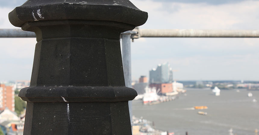 Der Stein der Kirchturmspitzen ist oft besser erhalten als das Mauerwerk. Wind und Wetter haben sie aber dunkel gefärbt.