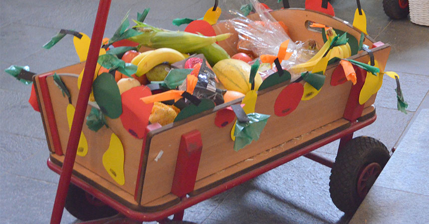 In solchen Wagen bringen die Kinder mit ihren Eltern die Gaben für den Frühstückstisch in die Blankenese Kirche.