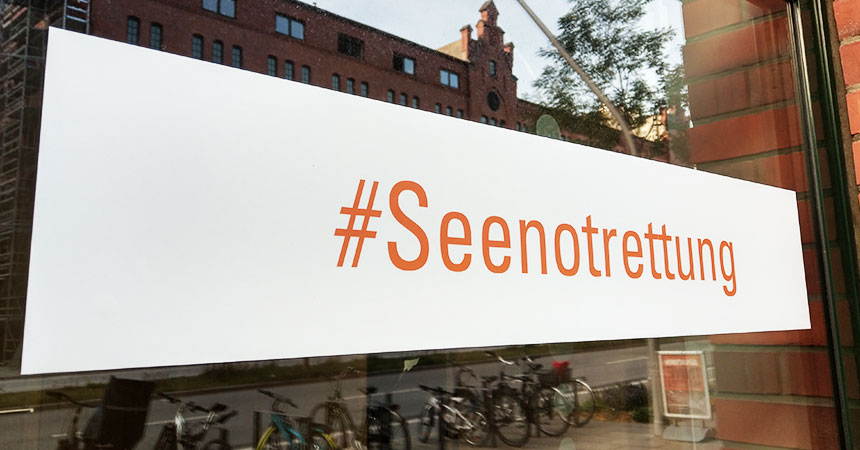 Spruchband am Ökumenischen Forum in der HafenCity.
