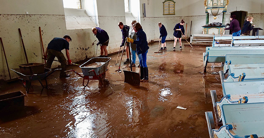 HelferInnen befreien die Kirche in Schleiden (Eifel) vom Wasser und Schlamm 