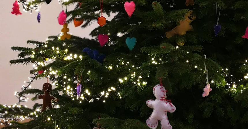 Weihnachtsbaum in der katholischen Gemeinde